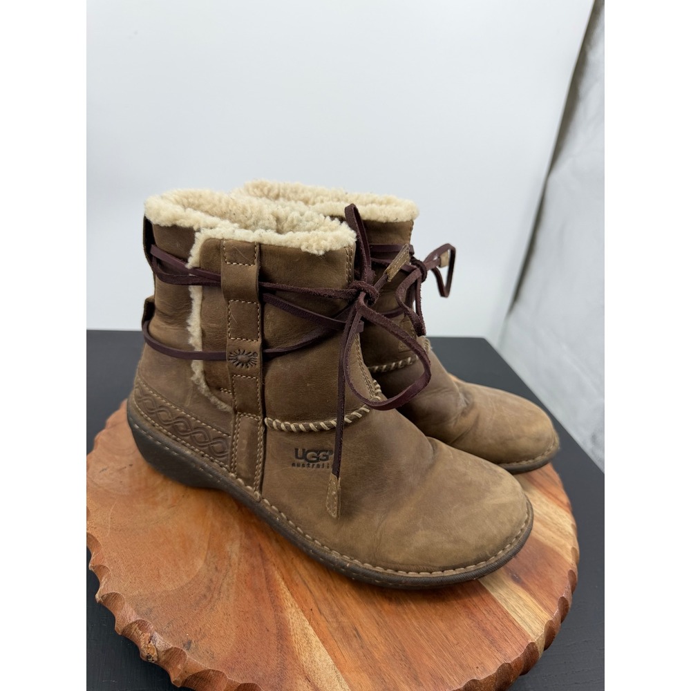 UGG Australia 5136 cove Short Boot Women 9 Brown Shearling Lace Up Boho